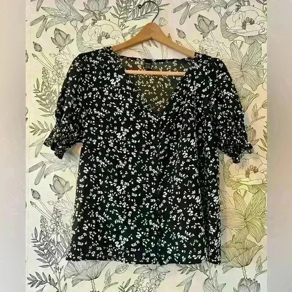 Tops - Black and White Patterned Button Down Blouse with Puff Sleeve Shoulders Size: XL